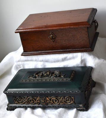 Decoratief ornament (2) - vintage koffer met handvaten -