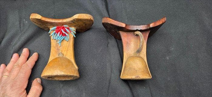 2 Afrikaanse Ethiopische Amar nekondersteuning met schild,, Antiek en Kunst, Kunst | Niet-Westerse kunst