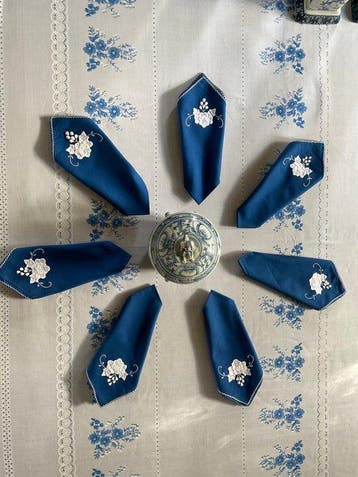 7 linnen appliqué-servetten uit het midden van de 20e eeuw,