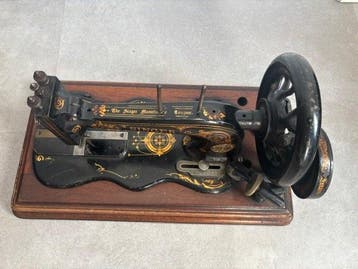 Singer Fiddlebase (1881) New Family 12K Naaimachine -
