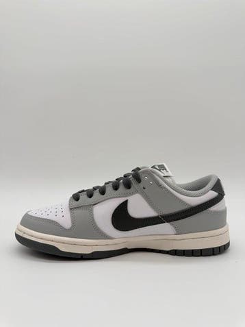 Nike - Nike Dunk Low Light Smoke Grey (W) - Sneakers -, Kleding | Heren, Schoenen, Nieuw