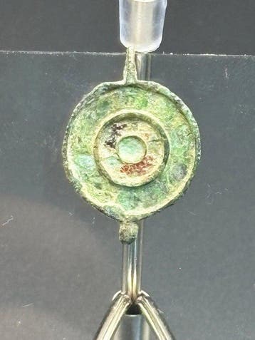 Romain antique, Empire Bronze Fibule discoïde à décoration