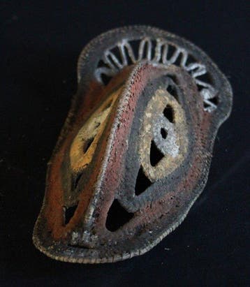 Fijn bewerkte yammasker uit Wosera. - Papoea-Nieuw-Guinea
