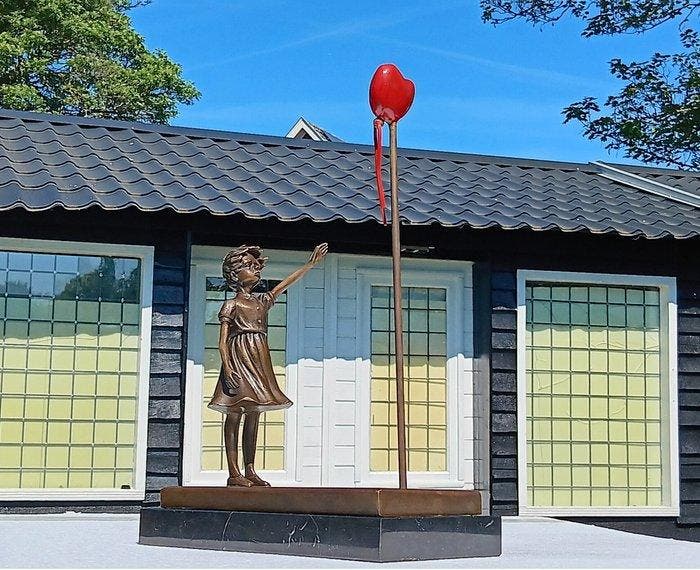 after banksy - Sculpture, Girl with Balloon after Banksy -, Antiquités & Art, Art | Objets design
