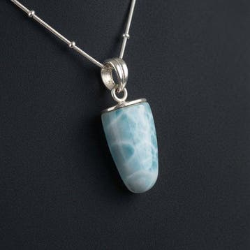 Natuurlijke onbewerkte larimar. Montage op een 925 zilveren