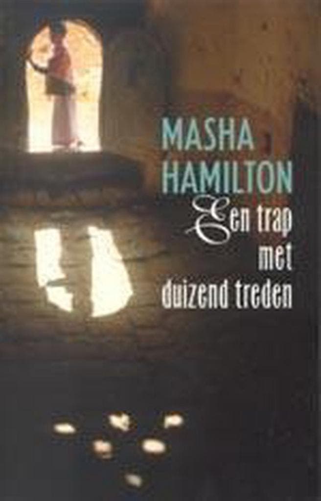 TRAP MET DUIZEND TREDEN 9789024542376 Masha Hamilton, Boeken, Romans, Zo goed als nieuw, Verzenden