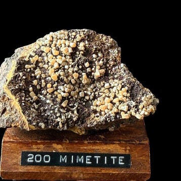 Mimetite historique et fluorescente – Sardaigne, Italie -
