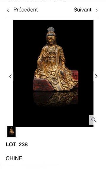 Een gelakte en vergulde houten figuur van Guanyin uit de