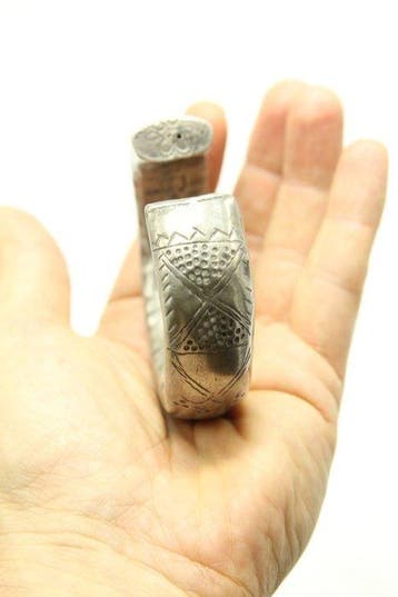 Bracelet manchette antique ethnique / berbère gravé à la, Antiek en Kunst