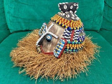 Grote draagbare Afrikaanse masker met cowrie-schelpen,