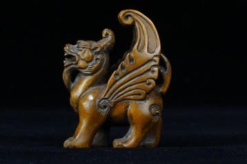 Absolute veiling - Gesigneerde Qilin (Kirin) netsuke uit
