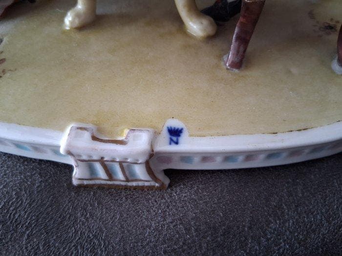 Beeldje - Paar zittend aan tafel - Porselein, Antiek en Kunst, Antiek | Glaswerk en Kristal