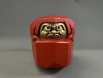 Beeldje - Faceted Red Daruma Gold Face - Metaal