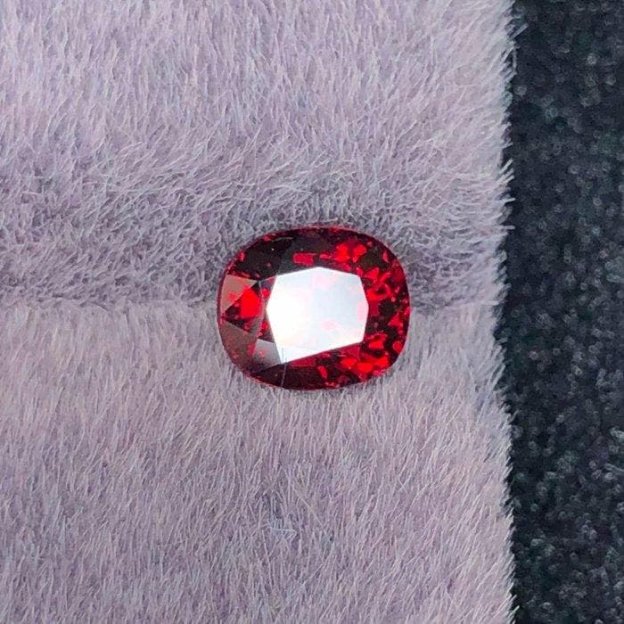 Zonder minimumprijs - 1 pcs Rood Spinel - 1.65 ct -, Handtassen en Accessoires, Edelstenen