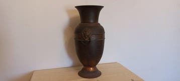Vase - Cuivre - martelé avec des têtes de lion