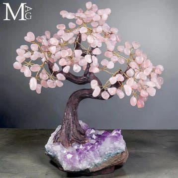 Rozenkwarts Bonsai-boom op amethist-druze – introspectief