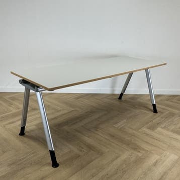 Haworth verstelbaar bureau met kabelgoot 200x80 cm, licht, In hoogte verstelbaar, Gebruikt