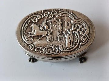 Sieradendoos - Zilver met reliëfdecoraties met een scène uit, Antiek en Kunst
