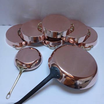 6 plats de service cuivre et acier inoxydable et 2 poêles a
