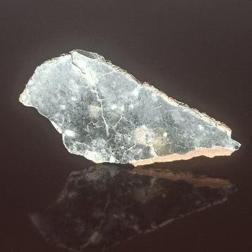 Tranche polie de météorite lunaire. Bechar 006 Présentoir