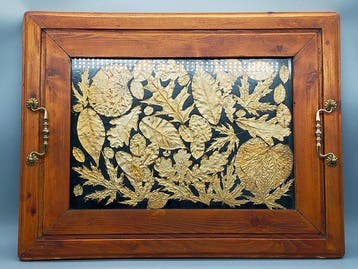 Antikes Holztablett mit echten Blattmotiv-Einlagen unter