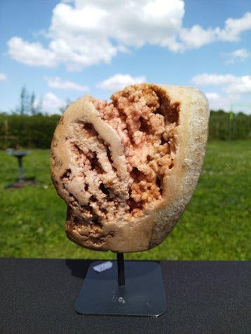 Roze en rode amethistgeode met roze amethist suikerdruse