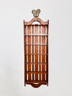 Plank - Hout, Messing - Een vintage houten wandplank met een