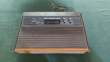 Atari - 2600 VCS - Atari 2600 Woodgrain (4 Switches) -