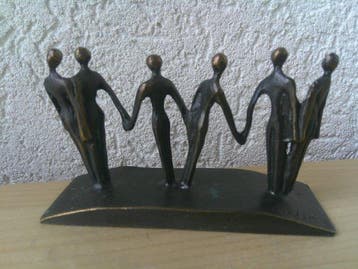 Artihove - Beeldje - OUR TEAM - Gepatineerd brons