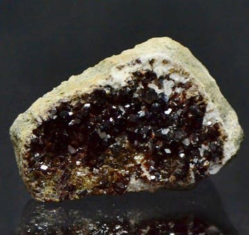 Melaniet Kristallen op matrix - Hoogte: 3.5 cm - Breedte: 5
