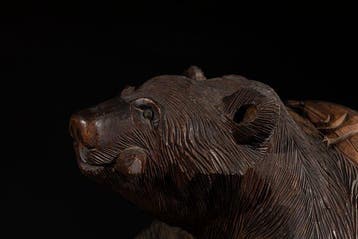 Hout - Een uit één blok hout gehouwen sculptuur van een beer