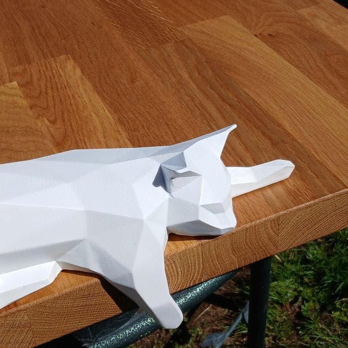 sculptuur, Chat couché - 16 cm - Hars, Antiquités & Art, Curiosités & Brocante
