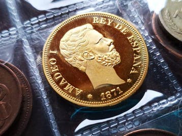 Monde. Album con mas de 250 Monedas Varias del Mundo Sin