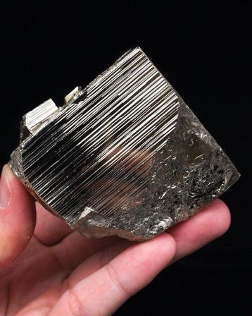 (CLASSIQUE PÉRUVIEN) GRANDE PYRITE Cube - Hauteur : 8.2 cm -, Collections