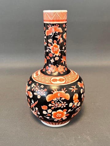 Une paire de vases décoratifs chinois de couleur