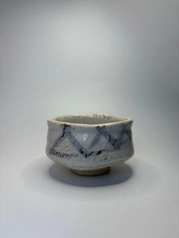 Japanse E-Shino-keramiek chawan – ontwerp met ijzerverf –