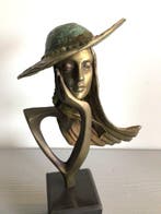 sculptuur, “ Jongedame met hoed “ - 21 cm - Koud geverfd