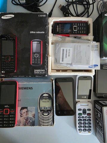 Nokia, Samsung, Doro lot de 8 téléphones mobiles vintage -, Nieuw
