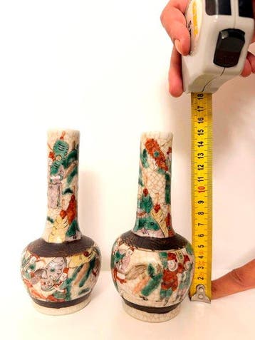 Une paire de vases chinois à craquelure, présentant des