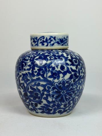 Blauw-witte pot met deksel en een slingend lotuspatroon. -, Antiek en Kunst