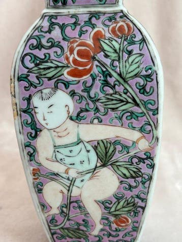 Hexagonale vaas in Famille Rose met roze fond. - Porselein -, Antiek en Kunst