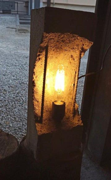 Lampada da tavolo brutalista in cemento e acciaio – design