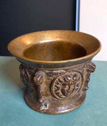 Mortier - Bronze - avec des reliefs de tête de Méduse