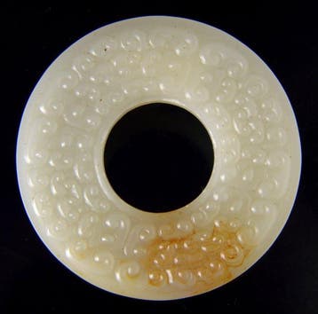 Un disque Bi chinois archaïque en jade céladon et jade, Antiquités & Art