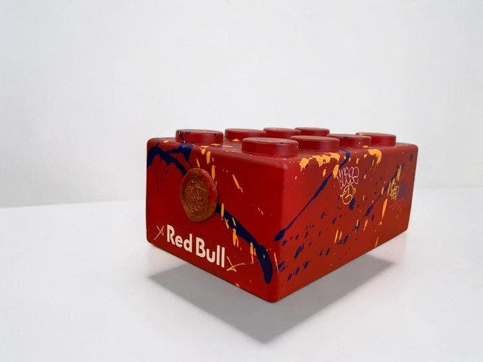 WASE - Speelgoed figuur BOX BRIQUE LEGO GÉANTE REDBULL -, Antiquités & Art, Art | Objets design