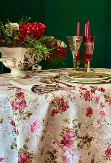 Tafelkleed met romantische bloemen in victoriaanse stijl