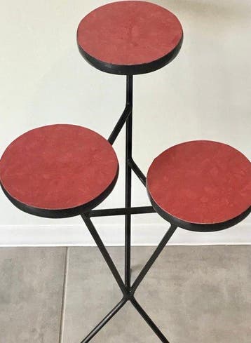 Plantentafel - met rode formica bladen in drie niveaus, en