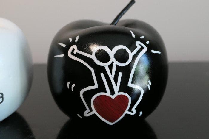 RichART - Lot de 2 pommes en hommage à Keith Haring - Série, Antiquités & Art, Art | Objets design