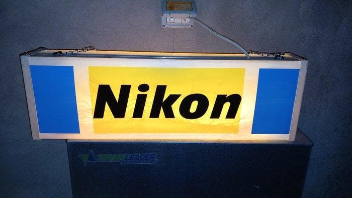 Luminosa Bifacciale jaren 80 - NIKON - Lichtbord - Plastic, Antiek en Kunst, Antiek | Wandborden en Tegels