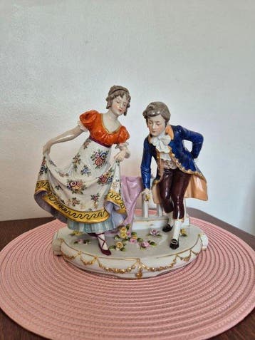 Fasold & Stauch - Beeldje, Group depicting a romantic